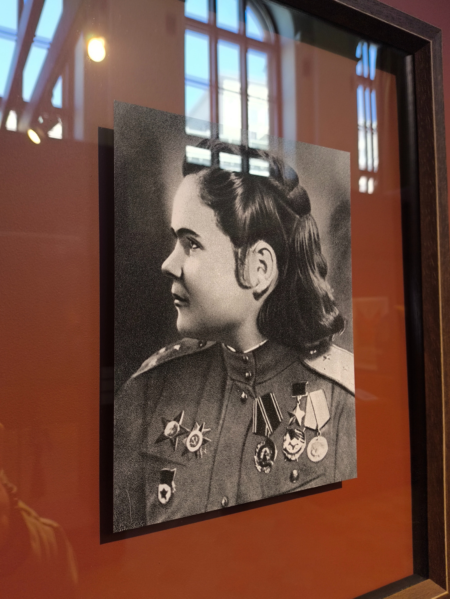Старший лейтенант Екатерина Васильевна Рябова. Штурман эскадрильи 46-го гвардейского ночных бомбардировщиков, авиаполка 2-й гвардейской ночных бомбардировщиков авиадивизии 8-й воздушной армии 4-го Украинского фронта. 1944 г.
