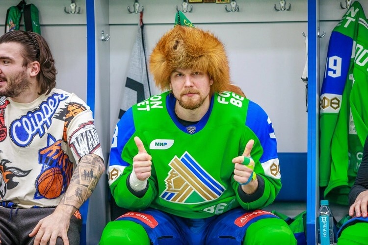 Алексей в раздевалке "Салават Юлаева" 