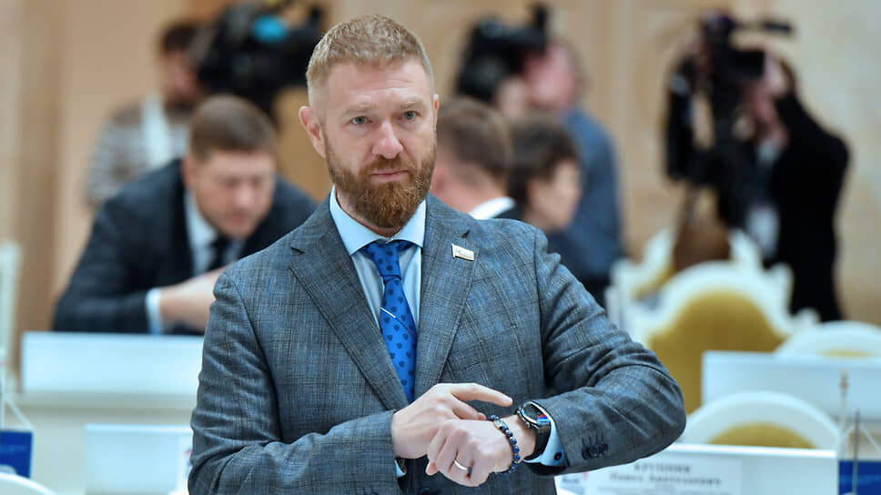 Сентябрь 2025. Депутат Александр Малькевич в Законодательном собрании. На фоне уголовного дела отделение «Единой России» приостановило членство парламентария в партии. При этом депутат продолжал числиться в одноименной фракции и посещать пленарные заседания ЗакСа.📷Фото: Евгений Павленко / Коммерсантъ
