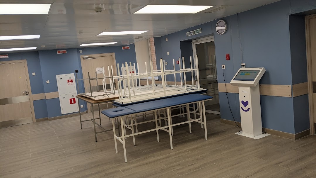 Смотровые и массажные кушетки ждут размещения в кабинетах. Фото автора