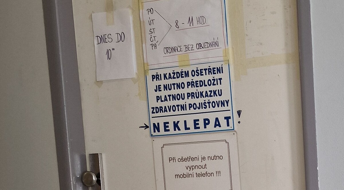 фото двери: так даже стрелочка и восклицательный знак, а я постучалась....