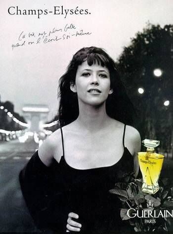 В 1996 году в рекламе Champs‑Elysees засветилась Софи Марсо — тогда она была на волне успеха после роли в «Храбром сердце», который собрал целых пять "Оскаров". Актриса позировала на фоне Триумфальной арки. В этом образе она буквально воплотила дух Франции: нежность, красота и сила слились в одно целое. Неудивительно, что и духи, и сама Марсо стали настоящими символами 90‑х!