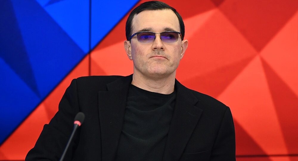 Егор Бероев привел 21-летнюю жену на премьеру своего фильма