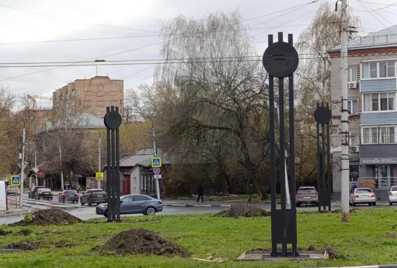 На площади Свободы в Рязани установили стелы для орденов к 9 Мая