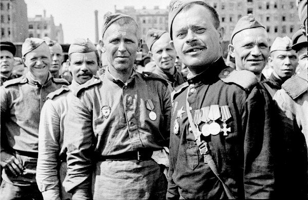 На фото санинструктор Ф.Г. Вадюхин с боевыми товарищами. Фото напечатано в журнале Родина № 4. 2005.