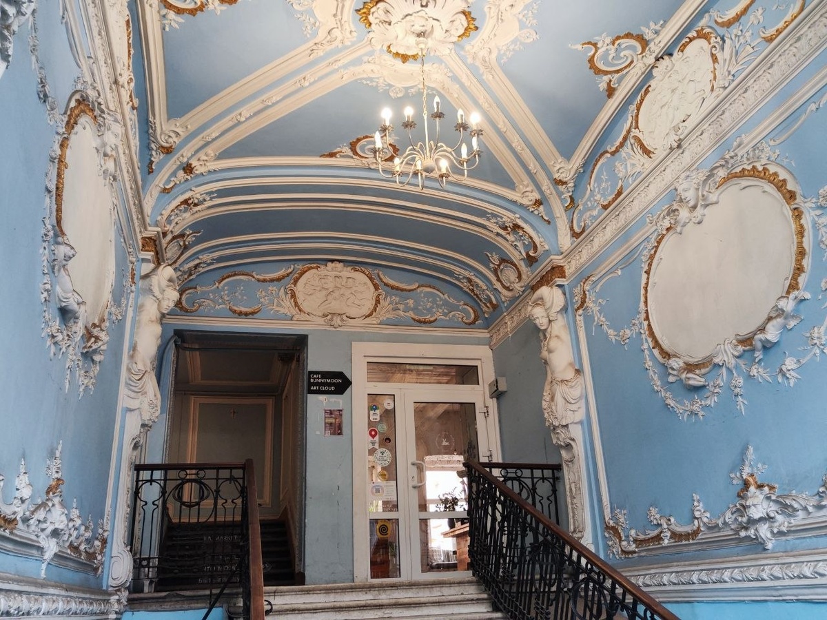 Голубая парадная - одна из красивейших в Петербурге. Фото автора