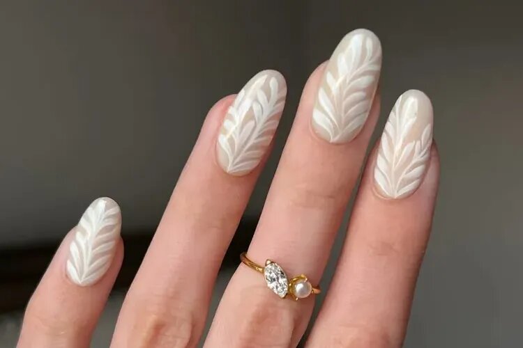     От солнечной лаванды до миндально-желтого: 5 самых модных идей светлого маникюра на май-2026