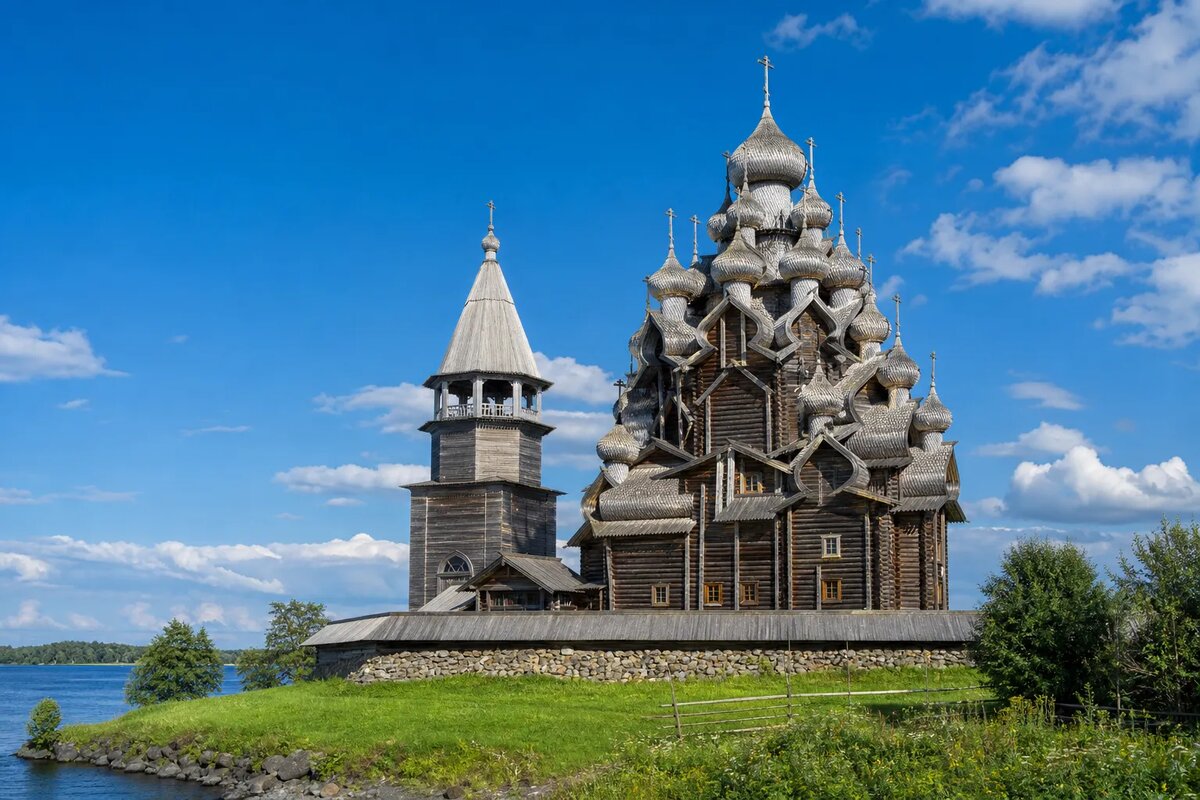 Церковь Преображения на Кижи — 22 главы без единого гвоздя. Построена в 1714 году