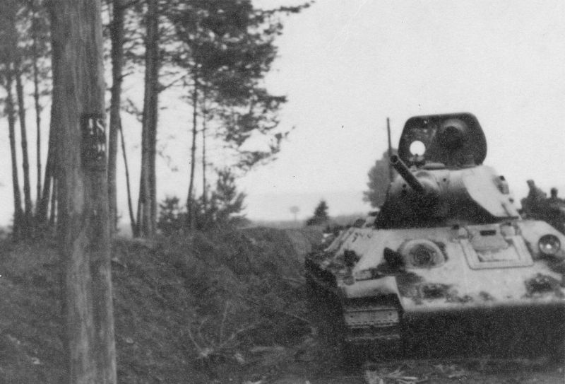Советский танк Т-34 с пушкой Л-11, брошенный на обочине дороги, лето 1941 года. Вообще, новая техника сама по себе не может радикально повлиять на ход масштабного конфликта (особенно если её не так много). Актуально практически всегда. Как минимум должна работать система в целом. 