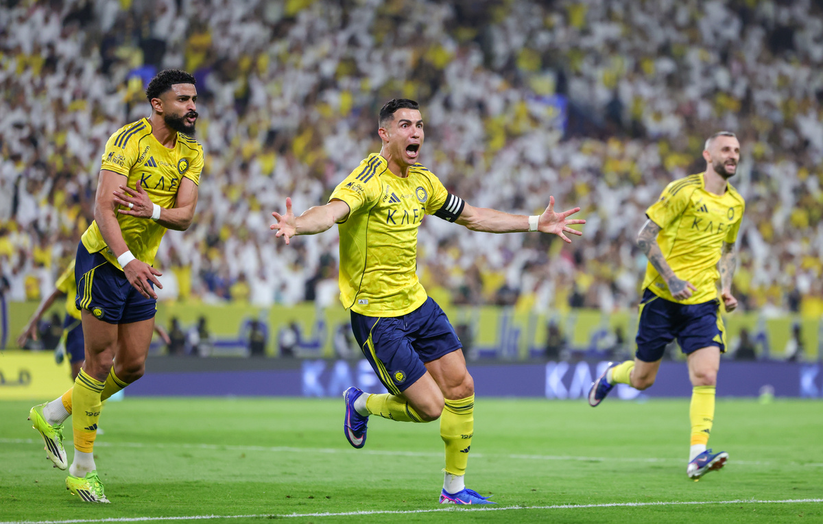    Нападающий "Аль-Насра" Криштиану Роналду (в центре)  Abdullah Ahmed/Getty Images