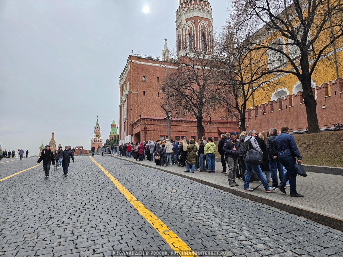 Очередь не выглядела оптимистично. Фото: Голландец в России