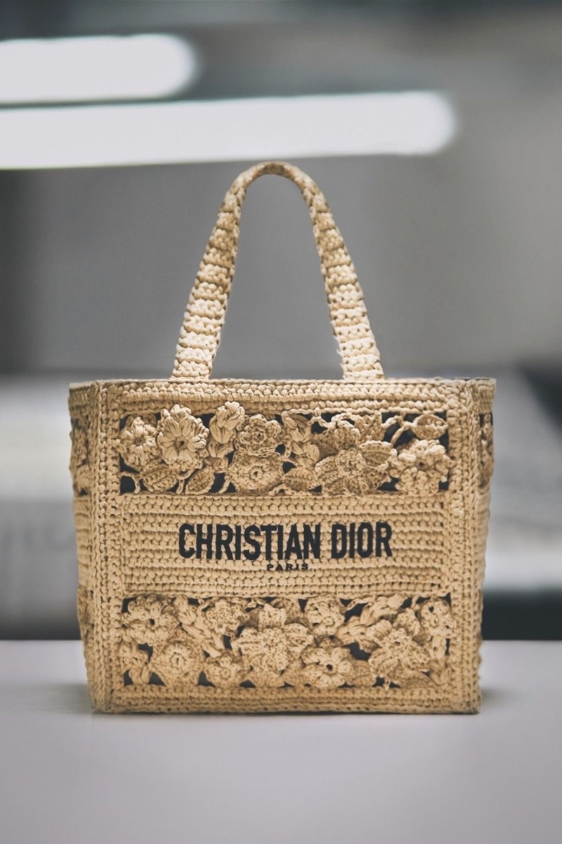 Это вещь, которую замечают. И ещё сильнее ценят, когда узнают, что она связана вручную.