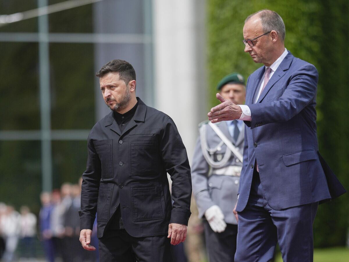 «Вынужден проглотить»: Зеленский еле сдержал себя после публичного унижения от Мерца. Все планы Киева рассыпали в одночасье