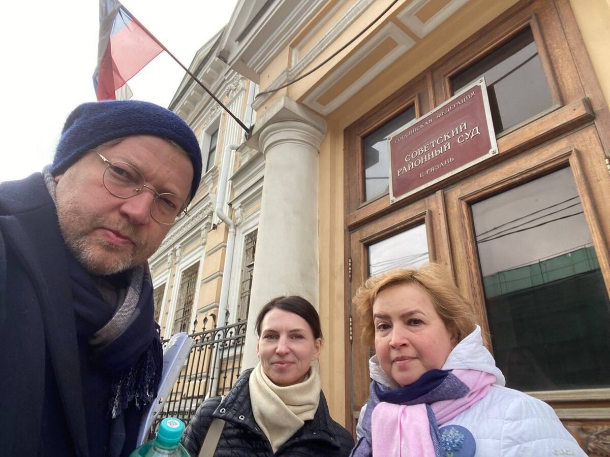 Николай Рыбаков, Марина Смирнова (жена Константина Смирнова) и Евгения Власова. Фото: пресс-служба партии