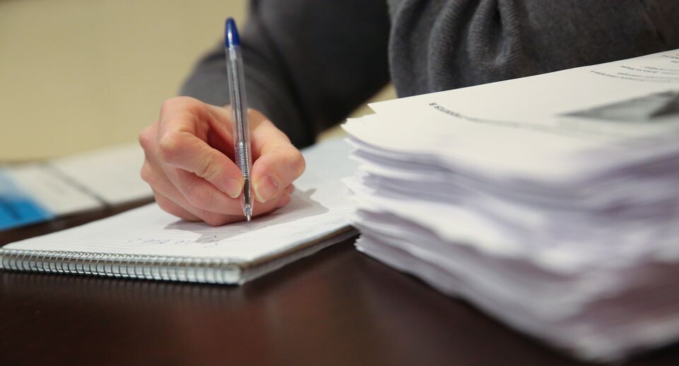    Девушка делает записи в тетради / Медиасток.рф