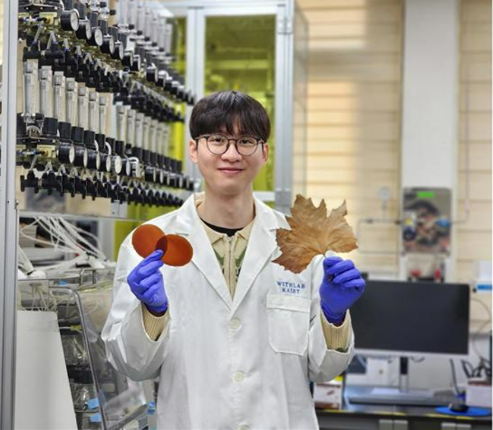 Фам Тхань Трун Нин, аспирант KAIST, демонстрирует пленку и опавшие листья [Предоставлено KAIST]