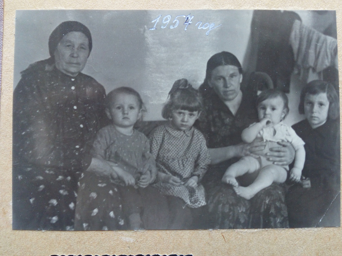 Это, скорее всего  57 год уже к весне и Вова тут еще совсем маленький.  Почерк вроде бы мамин. Или Галин. У них были красивые похожие почерки. Галя- это мамина довоенная дочка и она старше меня на 13 лет. Вова маленький был ооочень хорошенький. Да он и вообще у нас во всех планах с харизмой. Бабушка тут еще не старая относительно своего возраста, где-то ей за 60, но так как жизнь у нее была очень тяжелая: 5 детей, революция и Восстание против белоказаков в 1919 году, гибель мужа и пятый сын родился почти одновременно с гибелью мужа и...всё потом было как у всех в то тяжелое время: раскулачивание, репрессии, смерть дочери в войну, гибель одного из сыновей и тяжелейшая травма другого.... Вот поэтому и годы ее Жизни читаются на лице у женщин ее поколения как книга...А Вову бабушка очень любила. Он, по ее словам, был очень похож на ее мужа Василия, Вовиного дела.