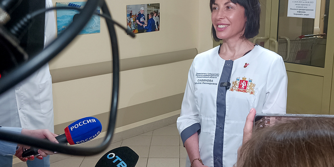 В свердловских поликлиниках регистраторов оснастили аудиобейджами: ИИ будет следить за грубостью и эмпатией