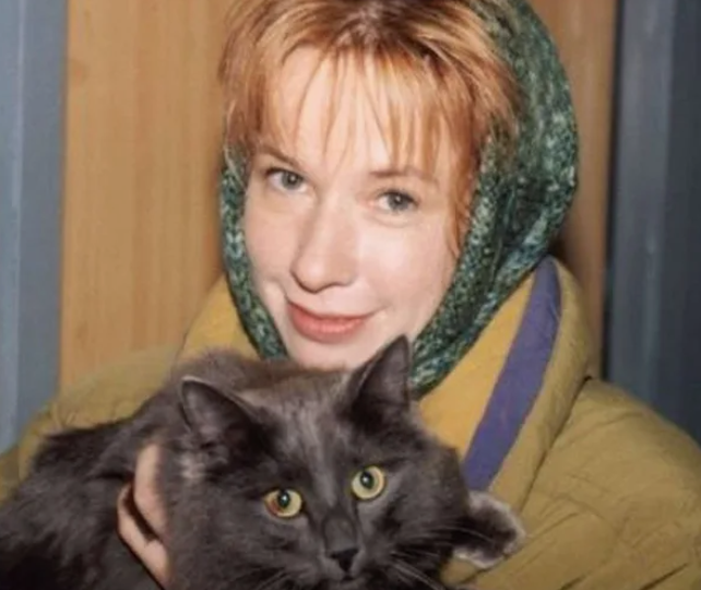 Рыжая звезда «Евлампии Романовой» пропала с экранов: как мошенники оставили её без жилья и денег в США