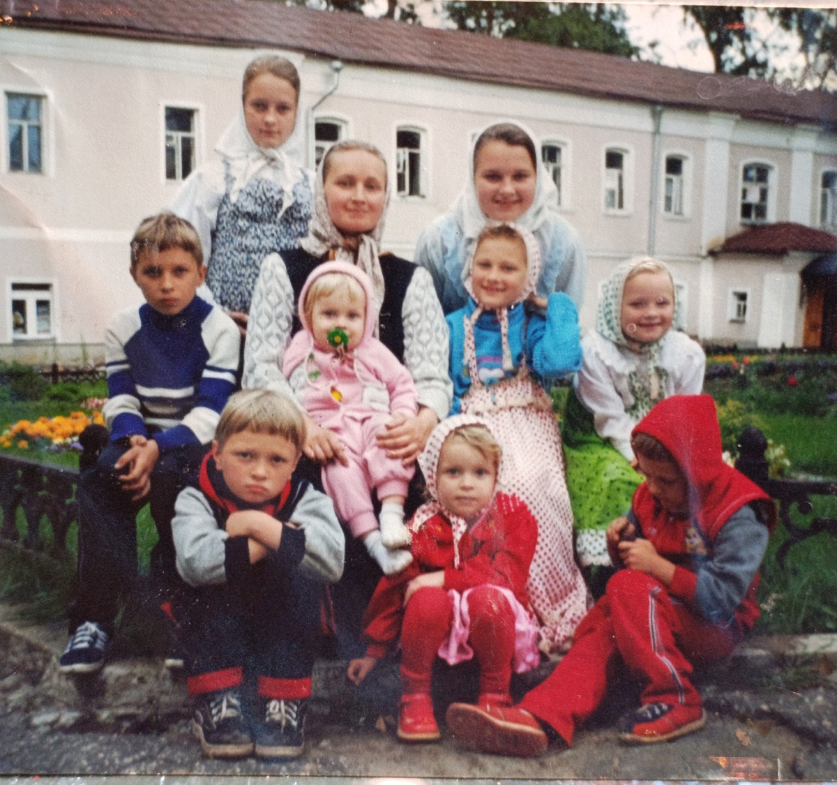 2003 год, мне  уже 31. Парни не в настроении 😄, гостим в женском монастыре. Николай так и вовсе проигнорил.)) 