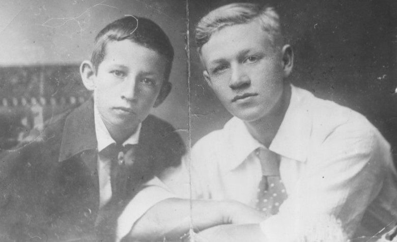 К.П.Феоктистов со страшим братом Б.П.Феоктистовым. 1930-е. Воронежский областной краеведческий музей.