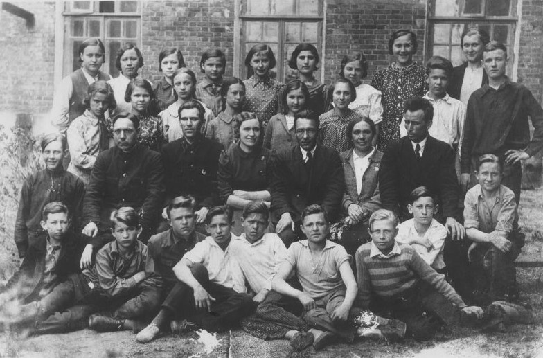К.П. Феоктистов с одноклассниками. 1930-е. Воронежский областной краеведческий музей.