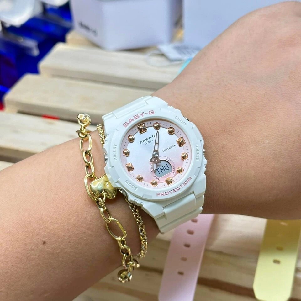 Часы Baby-G BGA-320-7A1, как и другие модели серии, оснащены технически, имеют интересный дизайн, создают летнее настроение