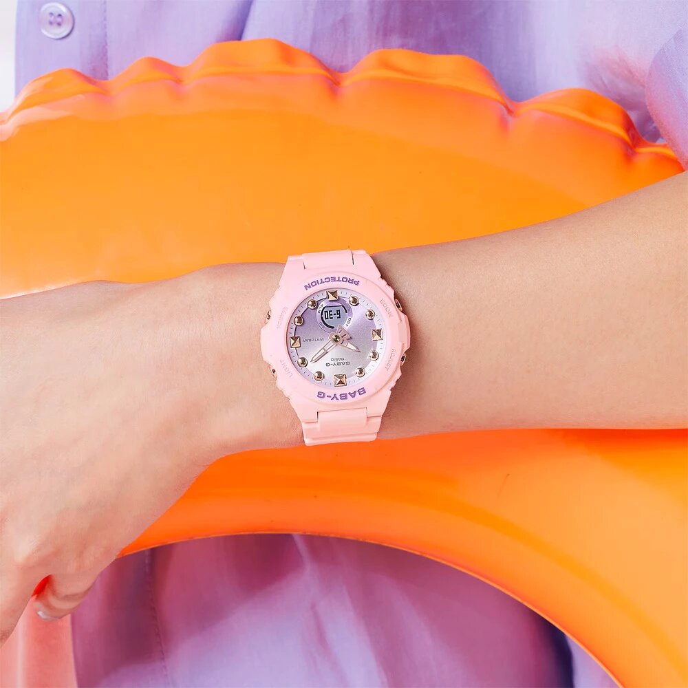 В часах голубого цвета Baby-G BGA-320-4A индексы выглядят объемно. Модель удобно размещаются на запястье