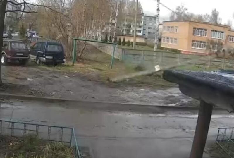 В Рязани из-за непогоды на детскую площадку рухнул фонарный столб