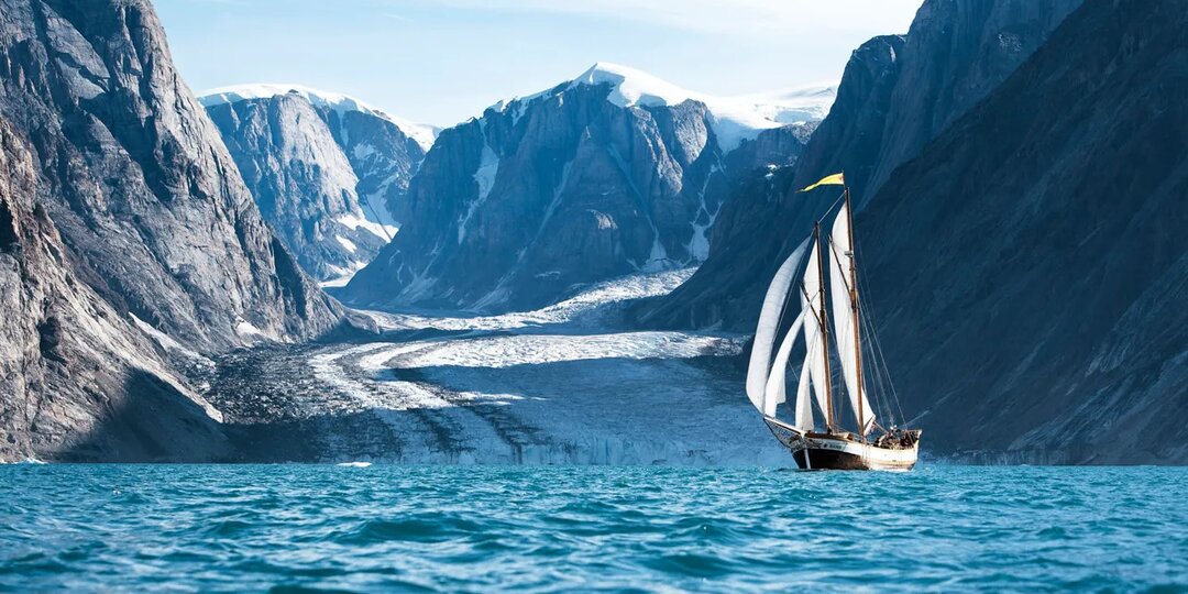 Гренландия: 56 000 человек, ни одной дороги между городами и акула, которая родилась при Иване Грозном