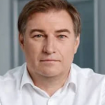 В рамках доклада на форуме «ЭлектроДвижение» в Москве Алексеем Зотовым, председателем Комиссии по вопросам развития пассажирских перевозок Общественного совета Министерства транспорта Российской Федерации был представлен взгляд на трансформацию транспортных систем, где во главу угла ставится эффективность и глубокая интеграция цифровых технологий.
