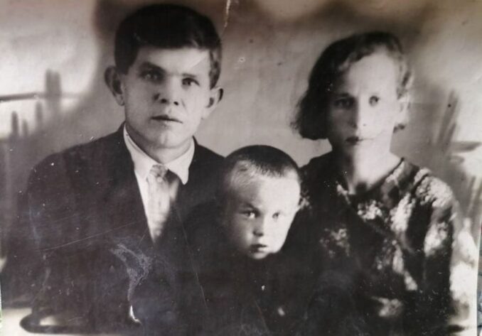   Виктор Лихоносов с родителями Иваном Федоровичем и    
Татьяной Андреевной накануне войны.