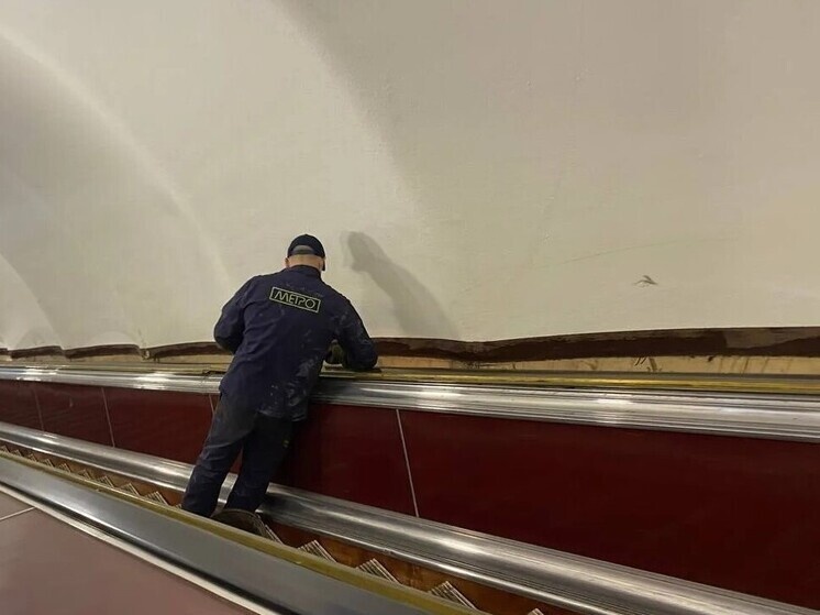     Ограничение связано с внеплановой остановкой эскалатора. Фото: архив МК в Питере.