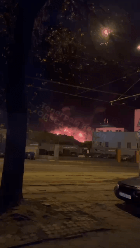    Пожар на складе "Новой Почты", используемом ВСУ. Видео: "На самом деле в Одессе"