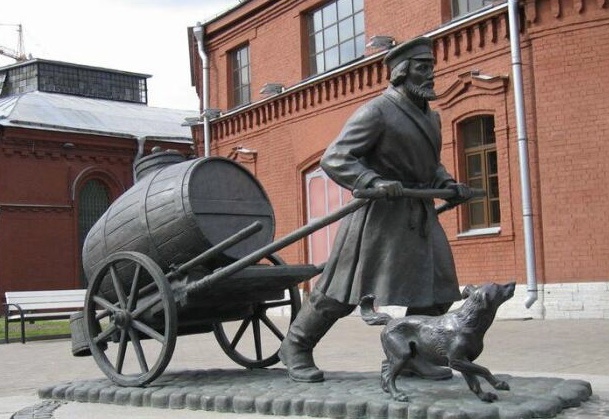Скорее всего версия про водовозов – всего лишь «городская легенда». И они возили воду сами не в качестве наказания, а по какой-то другой причине. Иначе с чего бы в Петербурге быть памятнику «нечистому на руку» водовозу?