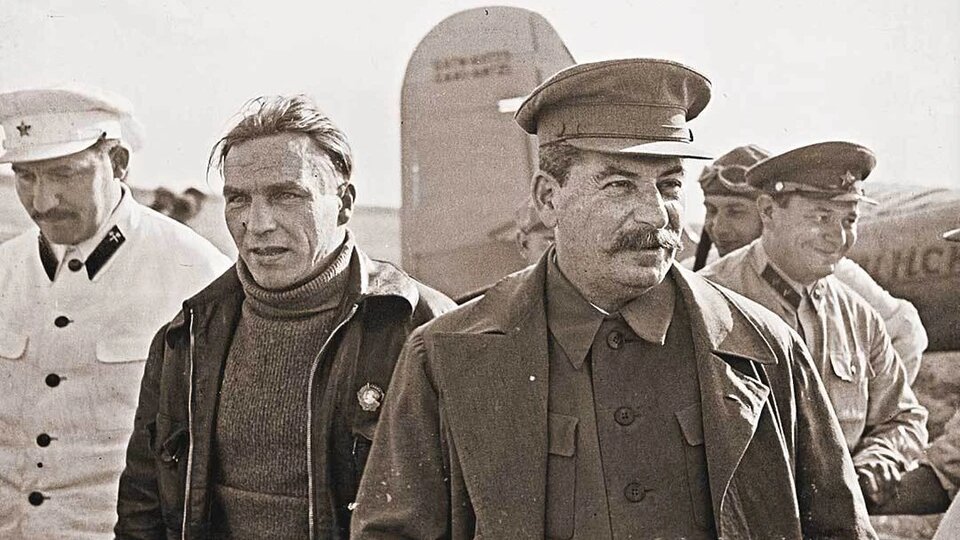 "Иосиф Сталин и СССР гордятся вашим подвигом а весь мир удивлён тем что он совершён на советском самолёте!"