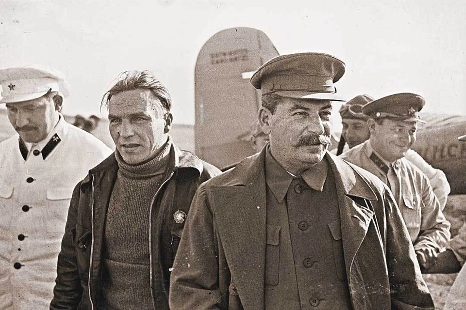 Иосиф Сталин и Валерий Чкалов, 1930-е годы. фото из ria.ru