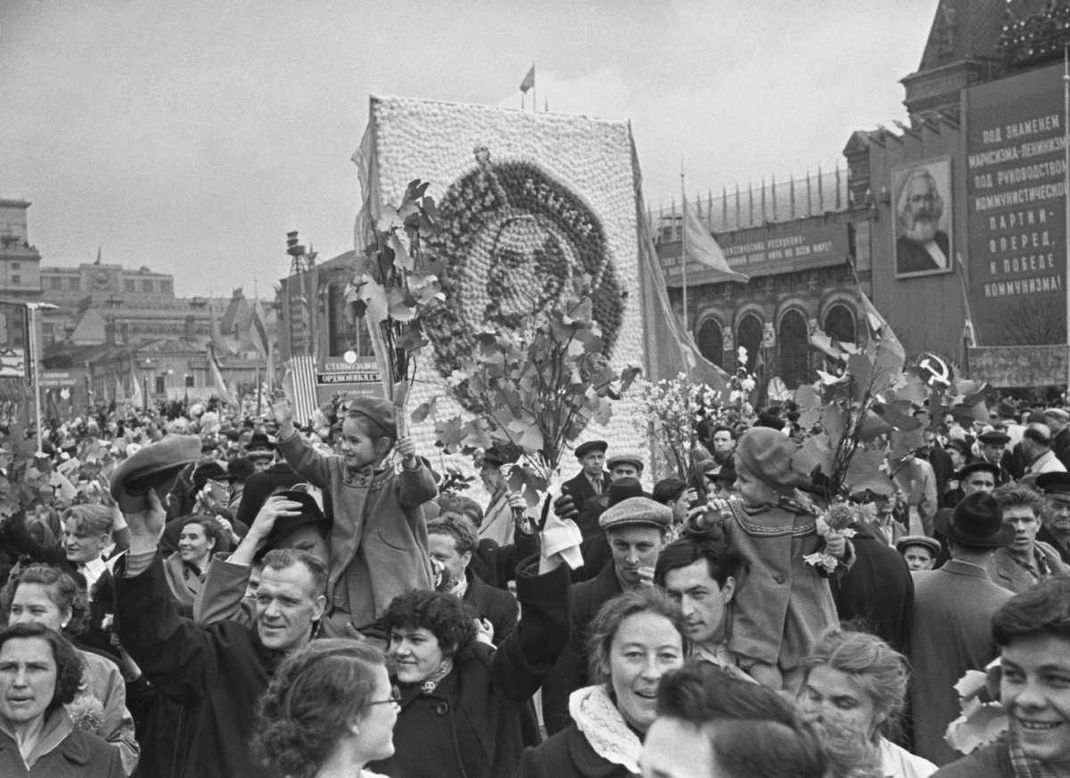 Участники первомайской демонстрации трудящихся на Красной площади, 1958 год. Фотохроника ТАСС