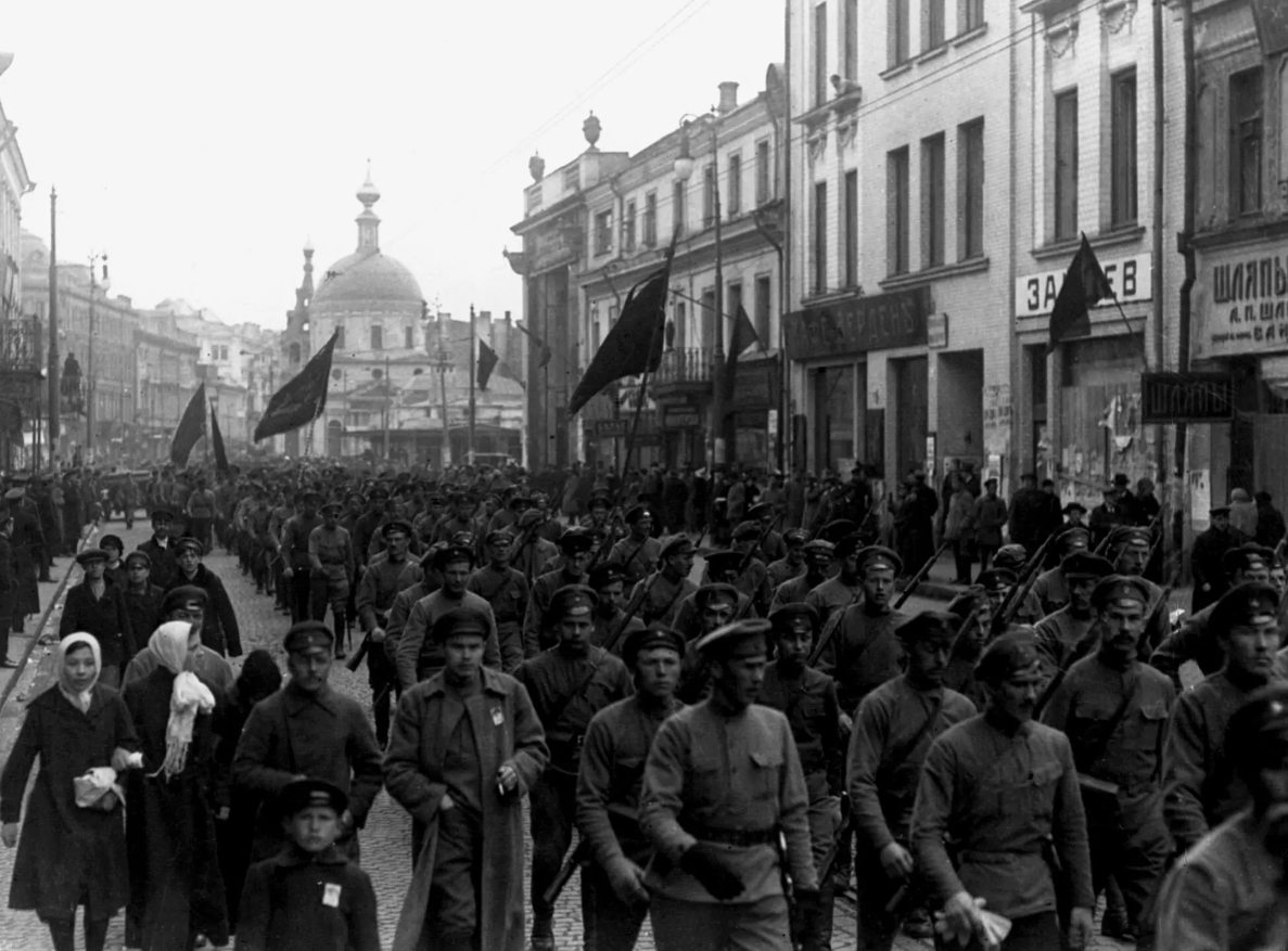 Участники первомайской демонстрации на Сретенке, 1918 год. Фото А. Ф. Дорна