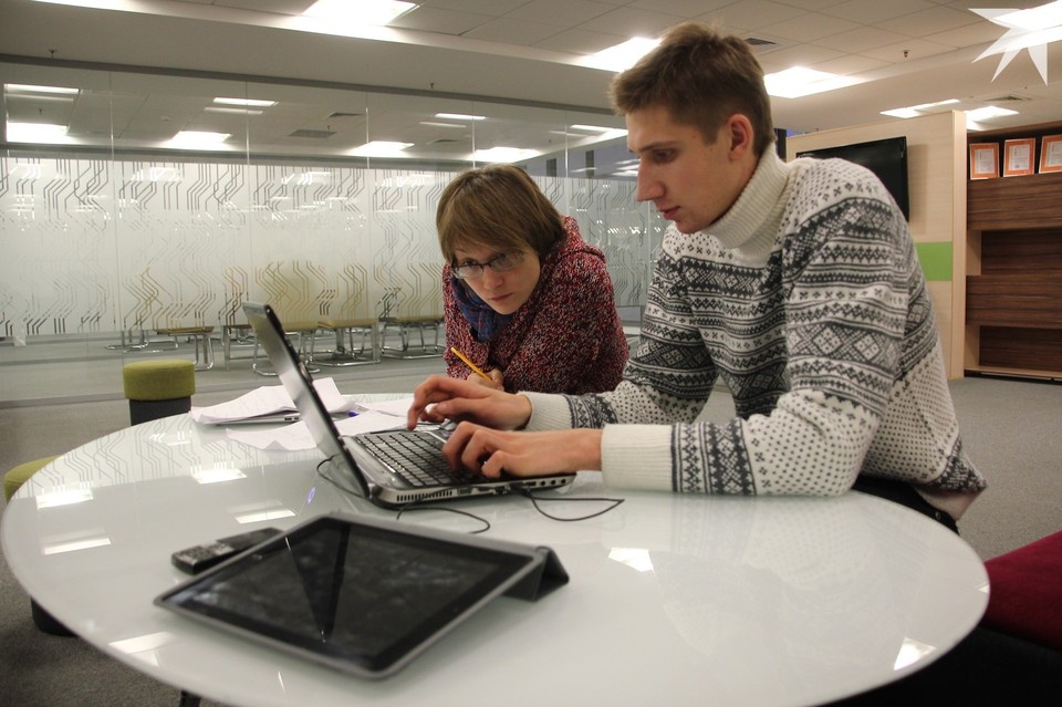    Белорусы проверили мошенников 20 000 раз за сутки через «Проверь.бел» СК заявил, что после запуска «Проверь.бел» белорусы проверили мошенников 20 000 раз В Беларуси за сутки работы ресурса «Проверь.бел» белорусы 20 тысяч раз, сообщили в Следственном комитете. Здесь мы подробнее писали о том, что новый сервис по проверке мошеннических аккаунтов заработал в Беларуси. И в СК подчеркнули, что уже за первые сутки работы ресурса пользователи выполнили 20 тысяч запросов по проверке аккаунтов в различных соцсетях и мессенджерах. При этом свыше тысячи проверяемых аккаунтов оказались мошенническими. После этого пользователям предложили прекратить взаимодействие с ними и следовать рекомендациям. Также через форму обратной связи на «Проверь.бел» белорусы отправили свыше 200 сообщений с информацией о подозрительных сайтах и аккаунтах в соцсетях и мессенджерах. Сведения были перенаправлены в следственные подразделения. Правоохранители установили, что девять сайтов оказались фишинговыми и использовались для совершения преступлений. - К преступным ресурсам приняты меры ограничительного характера, - прокомментировали в СК. Накануне МВД заявило о 500 звонках белорусов в милицию за сутки по одной причине. Фото носит иллюстративный характер. Николай АЛЕКСАНДРОВ