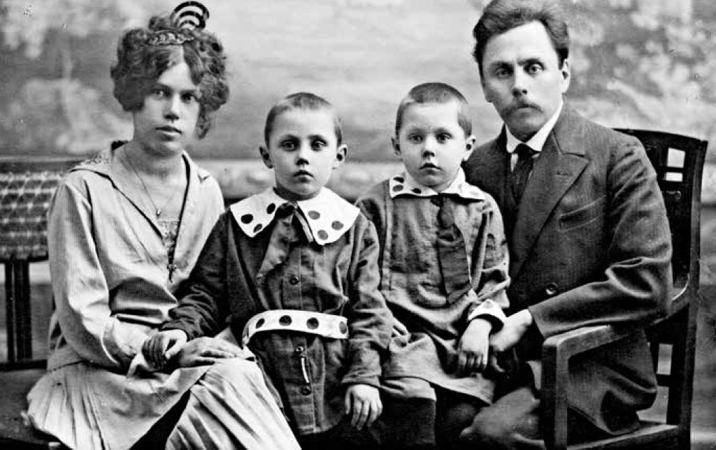 Н.К. Вехов с женой Еленой Владимировной и сыновьями Юрием и Владимиром.
Из архива Н.В. Вехова