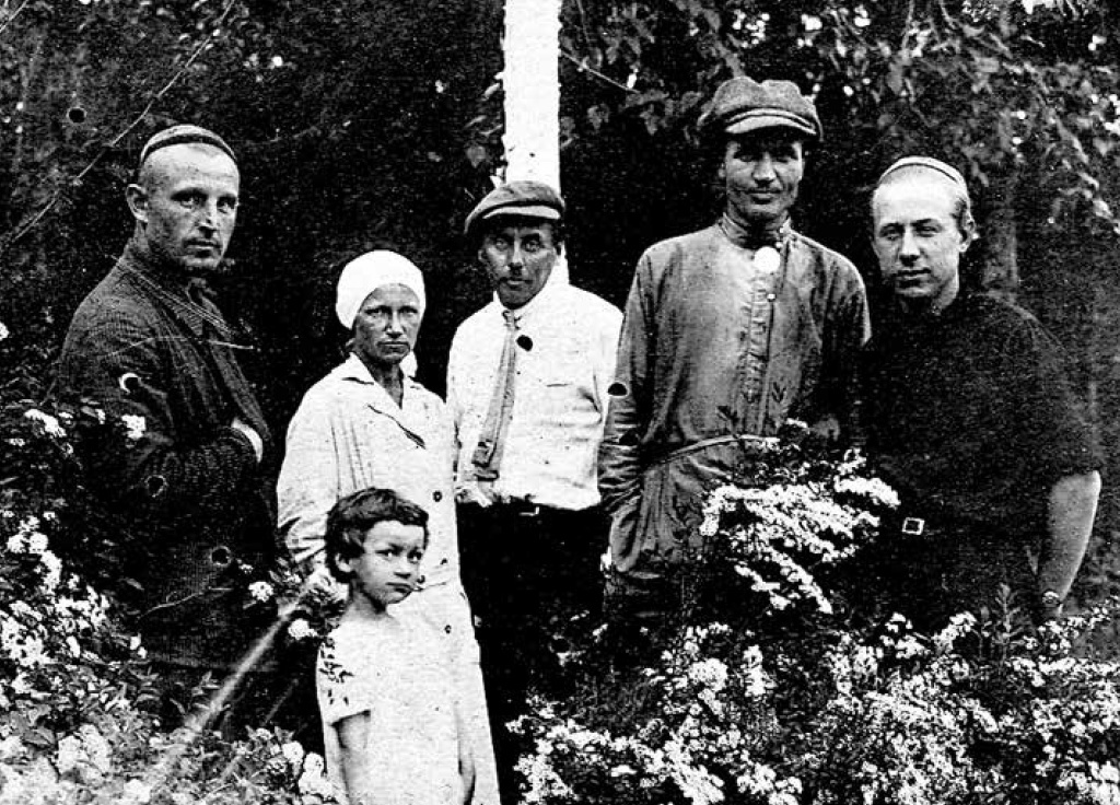 Н.К Вехов (в центре) с сотрудниками Станции. 1930-е гг. Из архива Всеволода Цветкова
