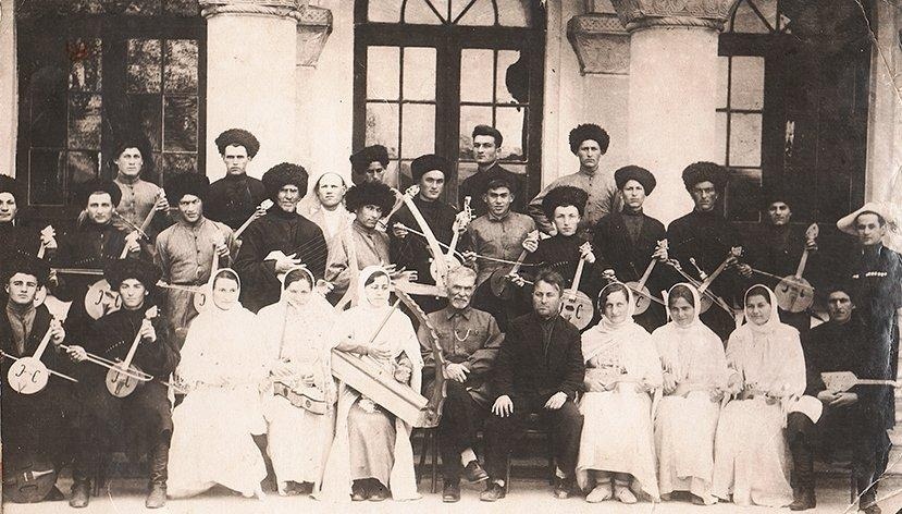 Артисты ансамбля песни и пляски Южной Осетии перед войной. Источник: respublikarso.org