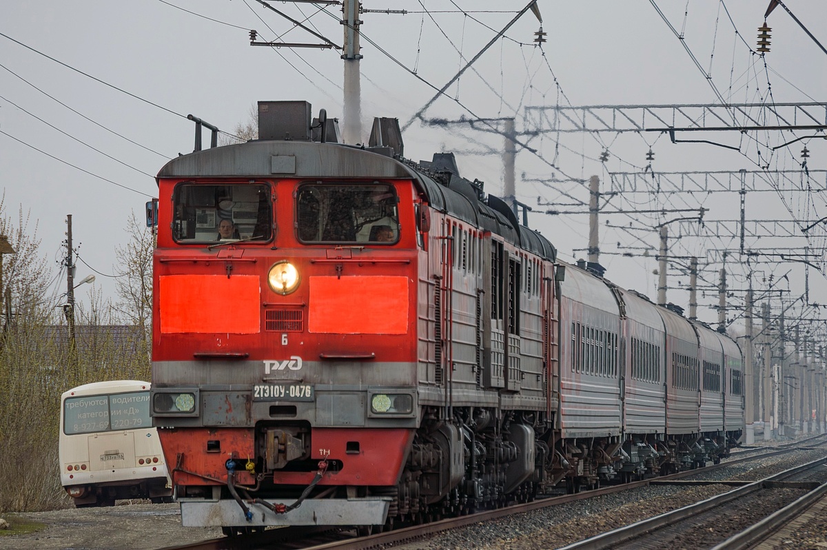 Тепловоз с двигателем 10Д100М2 (сверху мы видим характерные две трубы)