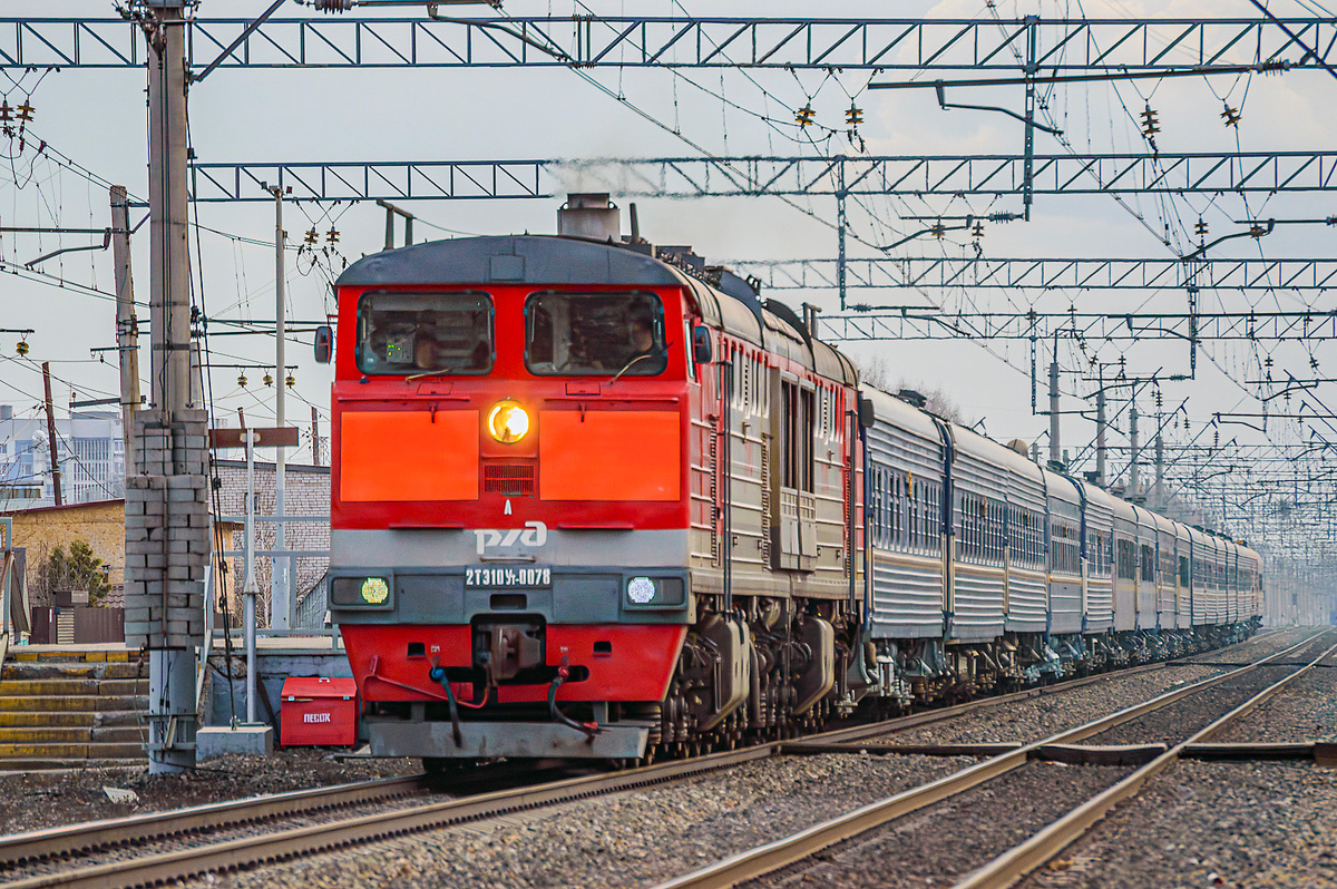 Тепловоз с двигателем 5Д49 (сверху большая круглая труба)