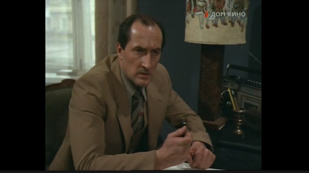 Вот этот момент. Дубов(Борис Клюев) нажимает на нужную кнопочку, капсула выскакивает, Дубов ее глотает.