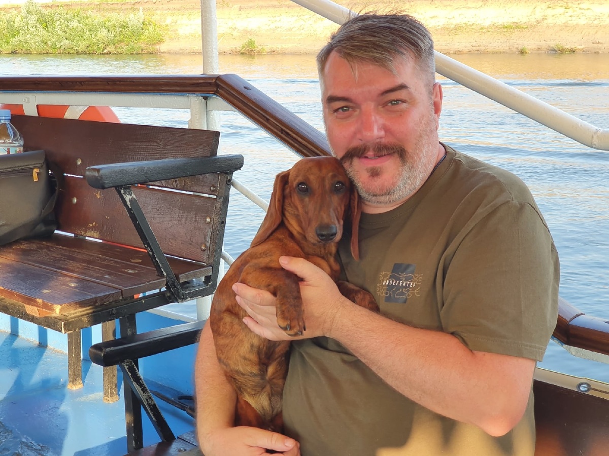 От страха до восторга — один гудок! 🚢 Первый раз на кораблике Боне было боязно, но любопытство таксы сильнее любых страхов. Теперь она — настоящий морской волк! Рязань