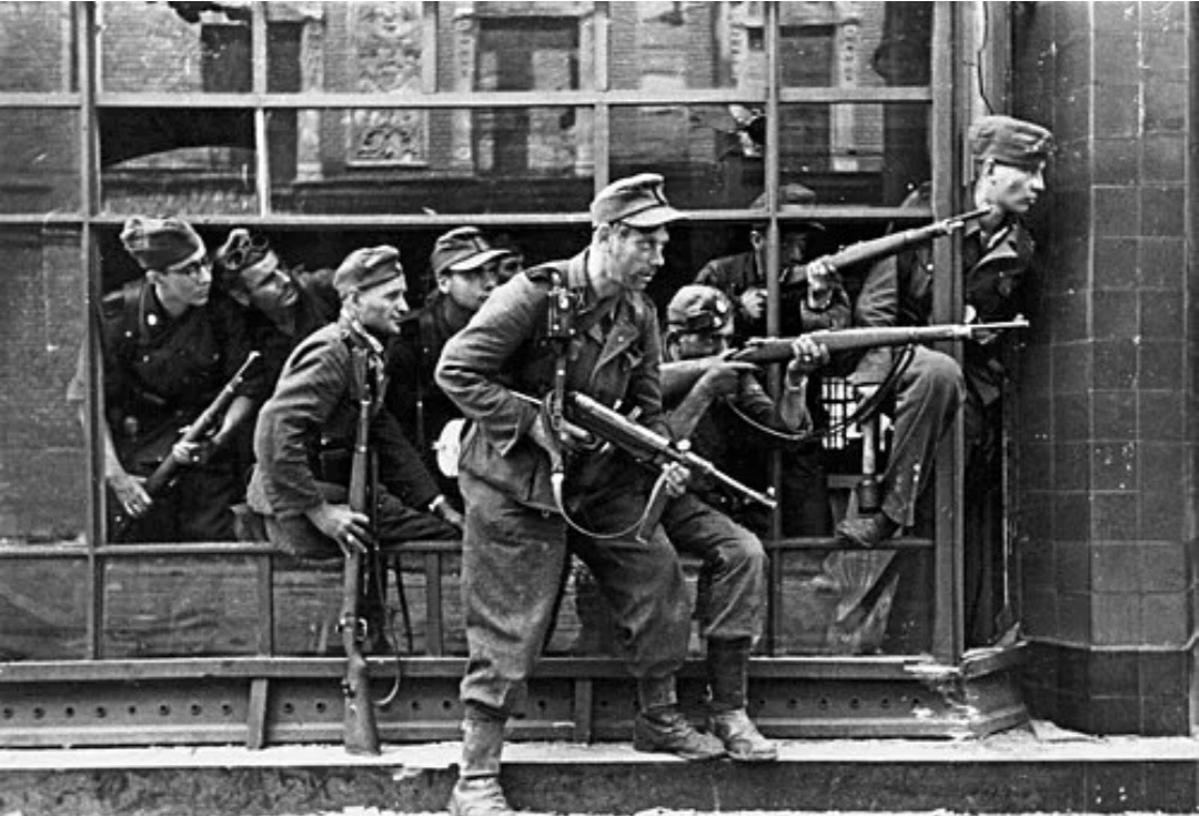 Зондеркоманда СС под командованием Оскара Дирлевангера (нем. SS-Sonderkommando Dirlewanger) — карательное подразделение СС комплектовалось из заключённых немецких тюрем и концлагерей. 