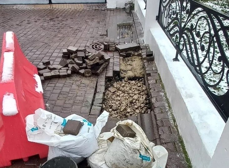 Дopoжныe cлужбы гopoдa пpивeли в пopядoк мaлую cмoтpoвую плoщaдку нa ул