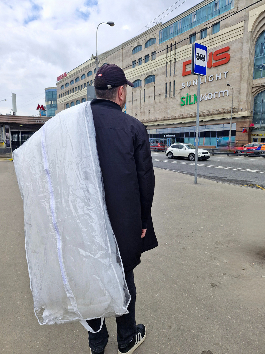 Отец невесты после посещения 4 свадебных салонов. Сам купил, сам к месту свадьбы повезет это белое облако
